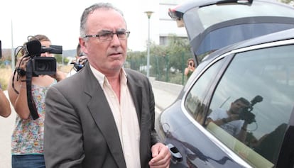 Josep Manel Bassols abandona los Juzgados de El Vendrell tras una de sus detenciones.