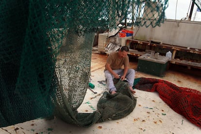 Un pescador en uno de los barcos camaroneros del Golfo de México.