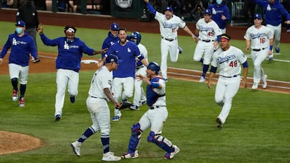 Los jugadores de los Dodgers tras coronarse campeones de la Serie Mundial 2020.