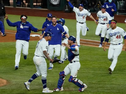 Los jugadores de los Dodgers tras coronarse campeones de la Serie Mundial 2020.