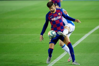 Piqué y Campuzano disputan el balón en el derbi.