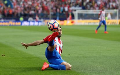 Juanfran, del Atlético de Madrid, despeja el balón.