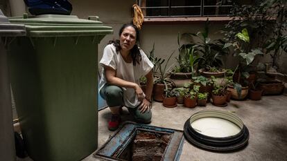 Lucina Leo, vecina de la colonia Del Valle, observa el agua contaminada del edificio en el que vive, el 10 de abril.