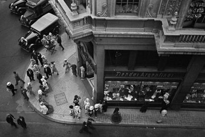 <i>Calle Suipacha esquina avenida Presidente Roque Sáenz Peña</i> (1936), Buenos Aires, foto de Horacio Coppola.