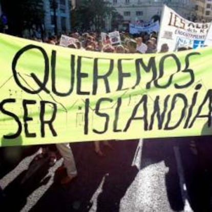 Jóvenes en una manifestación de Valencia con una pancarta en apoyo de Islandia