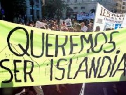 Jóvenes en una manifestación de Valencia con una pancarta en apoyo de Islandia