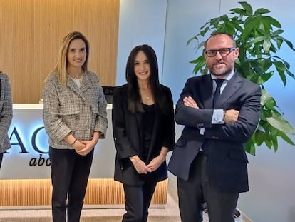 De izquierda a derecha: Ignacio Ruiz, Anay Vega, Cristina Moratalla, Andrea Gonzalo y Gregorio Riber (socio director de la oficina de AGM Abogados Madrid)