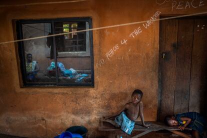 En la imagen, "No hay paz para los malvados" escrito en la habitación de Anayo Mbah en el hospital de Umuida, Nigeria, este febrero.