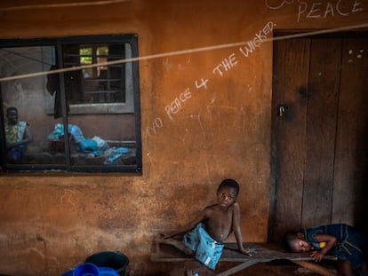 En la imagen, "No hay paz para los malvados" escrito en la habitación de Anayo Mbah en el hospital de Umuida, Nigeria, este febrero.