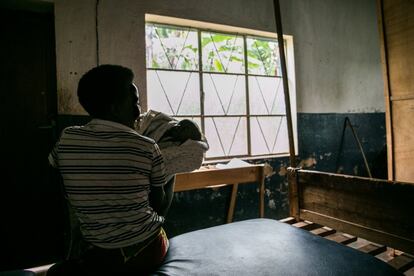 Gloria recibe ahora apoyo médico y psicosocial en el Centro de Salud Mabanda. Ella y su familia trataron de encontrar al autor de la violación, pero este escapó días después del crimen. La policía de Burundi les informó de que había huido y de que probablemente se esconde en uno de los campamentos de refugiados en Tanzania.