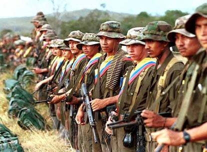 Un grupo de guerrilleros de las FARC, en la Amazonia colombiana, en 1999.