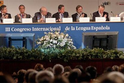 De izquierda a derecha, Alfredo Bryce Echenique, Francisco de Bergia, Julio María Sanguinetti, José Claudio Escribano, Juan Luis Cebrián, Federico Reyes Heroles y Roberto Fontanarrosa<i>.</i>