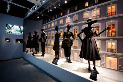 Una de las salas de la exposición. El fondo replica la tienda insignia de Dior en la parisiense Avenue Montaigne