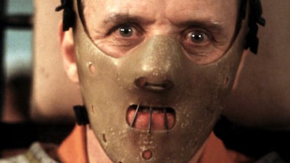 El psicoanalista Hannibal Lecter está encerrado en prisión y, Clarice Starling recurre a su brillante intelecto para atrapar a otro asesino en serie, Buffalo Bill, que mata a adolescentes después de haberlas desollado. Tanto Anthony Hopkins como Jodie Foster se llevaron el Oscar por sus respectivas interpretaciones, así como Demme fue nombrado mejor director. Fue el thriller decisivo de la década de los 90'.