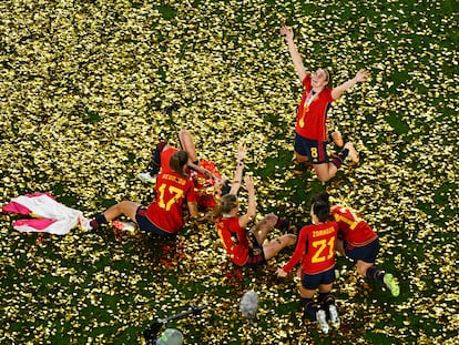 Las jugadoras de España celebran el título sobre el césped del estadio Australia.