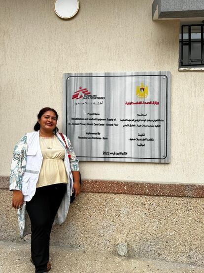 Michelle Ravell a las afueras de una clínica de Médicos Sin Fronteras en Gaza.