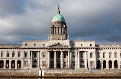 Exterior del Custom House, un edificio de estilo georgiano construido a finales del siglo XVIII.