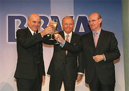 De izquierda a derecha, González, Ybarra y Uriarte, en la celebración del primer año de la fusión.