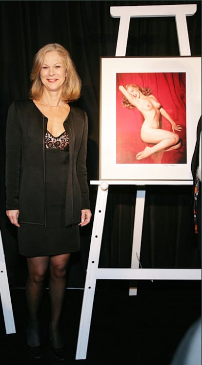 Christie Hefner posa con uno de los retratos de Marilyn Monroe que aparecieron en 'Playboy'.