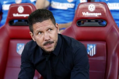 Simoene, en el banquillo del Atlético