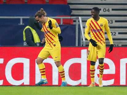 Griezmann y Dembélé celebran el primer gol del Barça en Budapest.