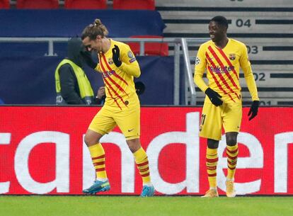 Griezmann y Dembélé celebran el primer gol del Barça en Budapest.