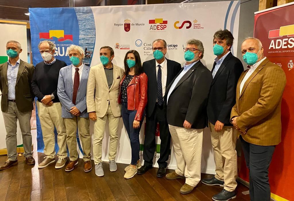 De izquierda a derecha: Javier Sáez, Vicepresidente de la Federación de Natación, Javier Sanz, Presidente de la Federación de Vela, Francisco Fernández, Presidente de la Federación de Esquí Náutico, José Hidalgo, Presidente de ADESP y de la Fed de Triatlón, Asunción Loriente, Presidenta de la Federación de Remo, Carlos García, Presidente de la Federación de Surf, José Luis Bruna, Presidente de la Federación de Pesca, José Miguel Martínez, Presidente de la Federación de Motonáutica, Eduard Centelles, Presidente de la Federación de Actividades Subacuáticas.  