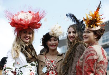 Los tocados en forma de flor han sido una de las grandes apuestas de este año en Cheltenham.