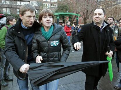 Rufi Etxeberria y Pernando Barrena junto a la dirigente de Batasuna francesa, Aurore Martín.