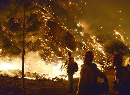 Bomberos intentan extinguir las llamas de un incendio declarado cerca de Azusa en California (Estados Unidos). Los desprendimientos de roca dificultaron las labores de extinción a los bomberos que tratan de controlar un incendio que ya ha arrasado 687 hectáreas.