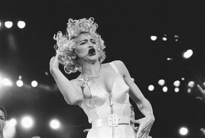 Madonna actúa en el estadio Feijenoord en Rotterdam (Holanda), el 24 de julio de 1990.