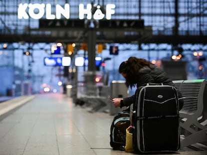 Un pasajero en la estación de trenes de Colonia, Alemania