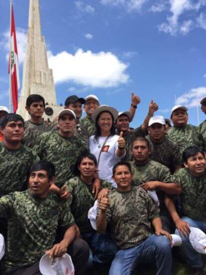 La candidata Keiko Fujimori, rodeada de reservistas.