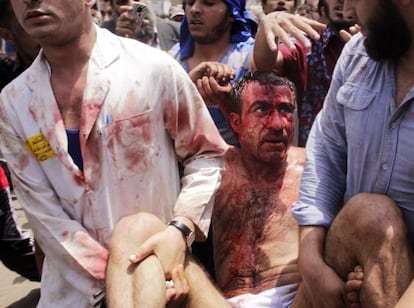Médicos transportan a un hombre herido en El Cairo.