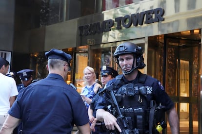 Personal de seguridad custodia la torre Trump en Nueva York, después del ataque.