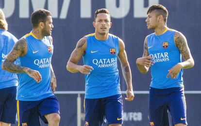Adriano, junto a Neymar y Alves, en un entrenamiento del Barça.