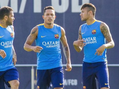 Adriano, amb Neymar i Alves, en un entrenament del Barça.