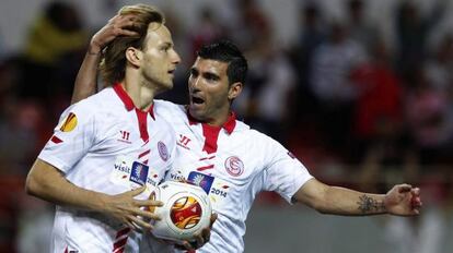 Rakitic celebra con Reyes un gol al Oporto.