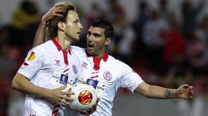 Rakitic celebra con Reyes un gol al Oporto. 