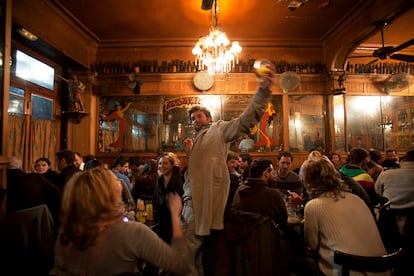 Ambiente en el bar Marsella de Barcelona, en una foto de archivo.