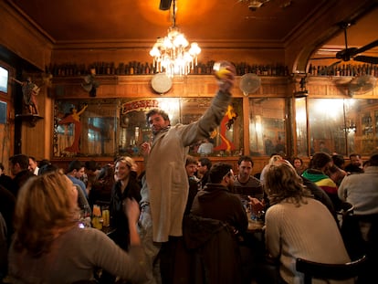 Ambiente en el bar Marsella de Barcelona, en una foto de archivo.