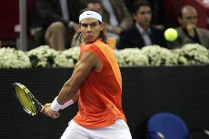 Rafael Nadal arma sus brazos para devolver la pelota.