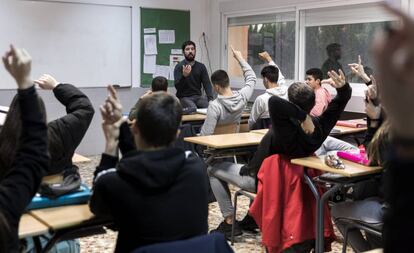 Debate en una clase de 4º de ESO en la escuela La Gavina (Valencia).