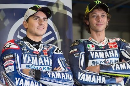 Lorenzo y Rossi, compañeros en Yamaha, posan en Jerez.