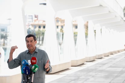 El presidente de la Junta de Andalucía, Juanma Moreno atiende a los medios de comunicación. A 20 de agosto de 2025 en Málaga, Andalucía (España). El presidente de la Junta de Andalucía, Juanma Moreno, ha atendido a los medios de comunicación en el Palmeral,  junto al Centro de Ciberseguridad de Andalucía, en un encuentro informativo centrado en la actualidad.
20 AGOSTO 2025
Álex Zea / Europa Press
20/08/2025