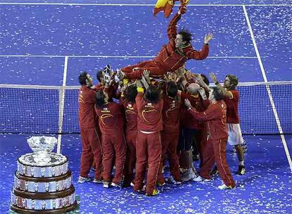 En el cuarto partido, Verdasco consiguió el último punto, el que daba derecho a la Ensaladera, frente a José Acasuso (3-6, 7-6, 6-4, 3-6 y 1-6). La 'Armada' había conseguido la proeza de ganar su tercera Copa Davis en unas circunstancias adversas y contra pronóstico. En la imagen, los miembros de la selección mantean a su capitán, Sánchez Vicario, que pocos días anunciaría su retirada de la capitanía.
