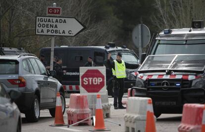 Els Mossos d’Esquadra controlen el pas dels vehicles a la Conca d’Òdena.