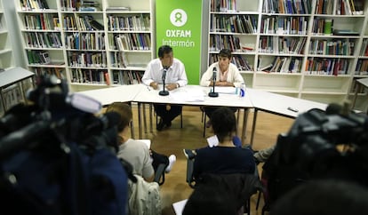 Jos&eacute; Mar&iacute;a Vera y Paula San Pedro presentan el informe de Oxfam Interm&oacute;n.