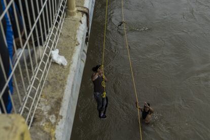 Las mujeres eran ayudadas a descender con una cuerda improvisada. 