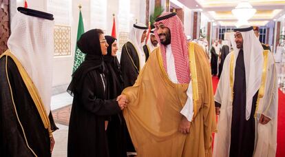 El príncipe heredero saudí, Mohamed Bin Salmán (centro), este viernes durante su visita oficial a Emiratos Árabes.